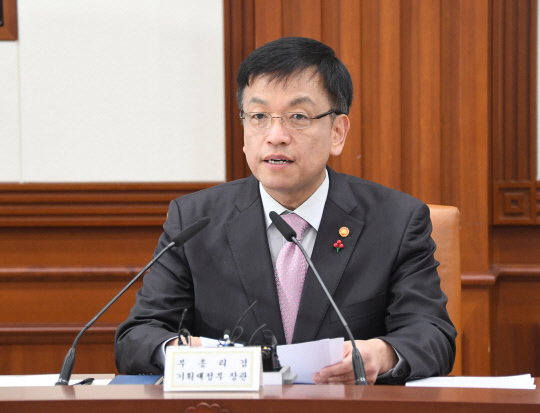 최상목 부총리 겸 기획재정부 장관이 12월 29일 서울 종로구 정부서울청사에서 열린 비상경제장관회의를 주재, 모두발언을 하고 있다. [기재부 제공]